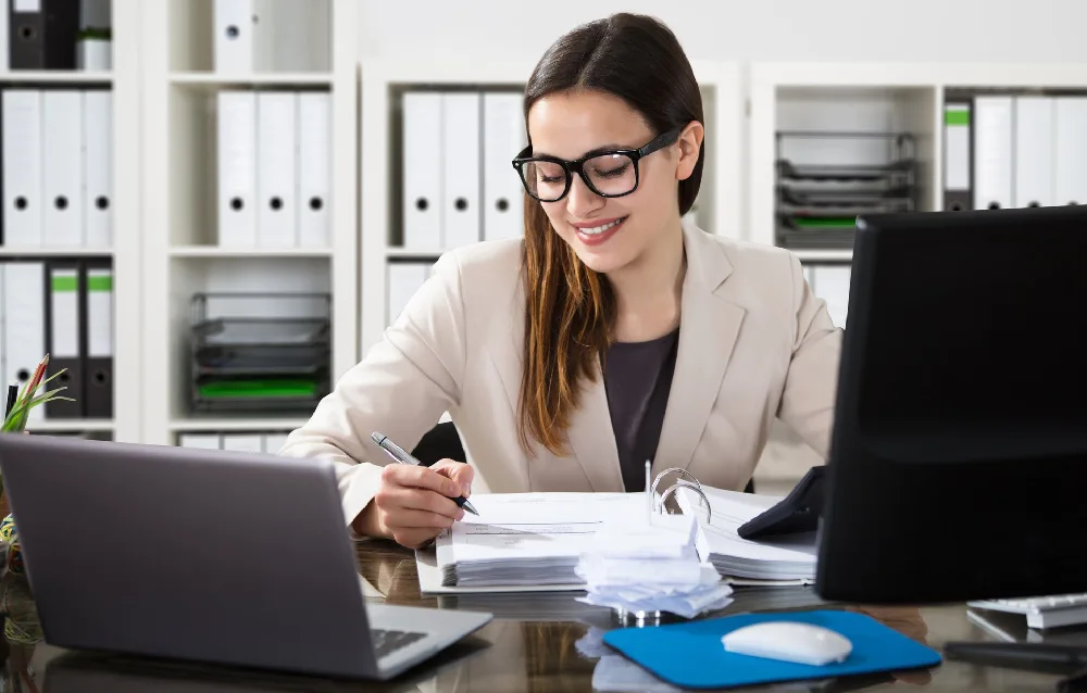 Conseiller Francsemin souriant au téléphone.